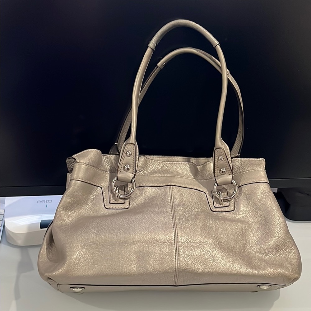 Coach Gold Shoulder Bag with Elegant Design - Picture 3 of 7